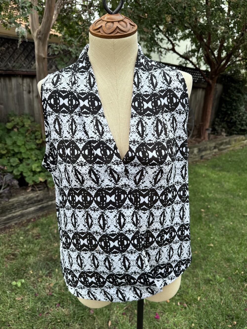 Olive & Oak Women's Sleeveless Blouse M V-Neck Relaxed Fit Multicolor Pullover
